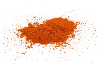 Kırmızı biber tozu beyaz arka planda izole edilmiş, üst manzara. Beyaz arka planda kırmızı biber tozu yığını. Cayenne biber tozu, üst manzara. Kırmızı biber tozu yığını beyaz arkaplanda izole edilmiş..