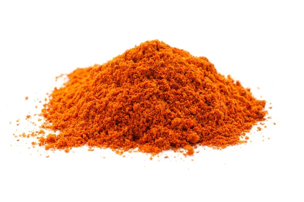 Röd peppar pulver isolerad på vit bakgrund, ovanifrån. Högen med rött paprika pulver isolerad på vit bakgrund. Heap av röd paprika pulver på en vit bakgrund. Cayennepepparpulver, ovanifrån. — Stockfoto