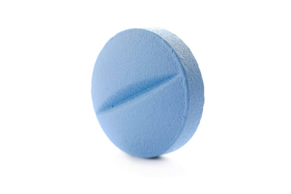 Одна синяя таблетка крупным планом, изолированная на белом фоне. Фото синей таблетки на макроснимке. Голубая таблетка изолирована на белом фоне. Крупный план, макро. Синие таблетки антибиотиков..