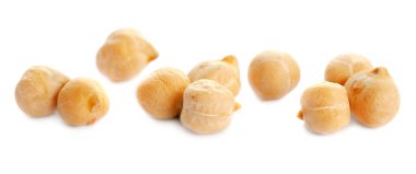 Kurumuş nohut çekirdekleri beyaz arka planda izole edilmiş, yakın plan. Beyaz arka planda izole edilmiş kurutulmuş nohutların makro fotoğrafı. Beyaz arka planda izole edilmiş kuru nohut taneleri. Nohutları yakın çekim.