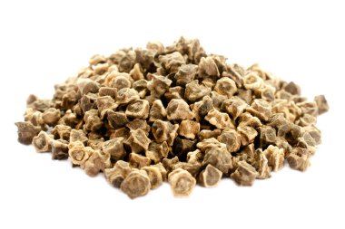 Beyaz arka planda kuru pancar tohumları yığını, üst manzara. Beyaz arka planda pancar tohumlarına yakın plan, üst görüş. Beyaz arka planda pancar tohumları yığını. Açık kahverengi buruşuk pancar tohumları.