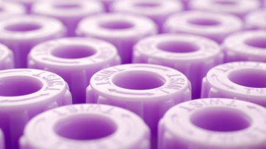 Üzerinde kan olan mor plastik test tüplerinin arka planı. Kan testi, arka plan, yakın plan. Mor kan toplama tüpleri. Laboratuvarda analiz için mor test tüplerinden alınan arkaplan