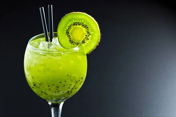 Grön Alkoholfri Cocktail Cocktail Med Kiwi Ett Vackert Glas Mörk — Stockfoto