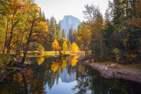 Yosemite Valley Merced Floden Med Reflektion Halv Kupol Och Höstfärgade — Stockfoto