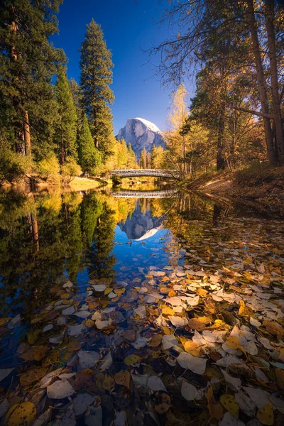 Yosemite Valley Merced Floden Med Reflektion Halv Kupol Och Höstfärgade — Stockfoto