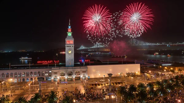 米国カリフォルニア州フェリービルでのサンフランシスコの大晦日花火 ロイヤリティフリーのストック画像