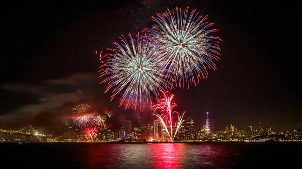 米国カリフォルニア州シティスカイラインとサンフランシスコの大晦日花火 ロイヤリティフリーのストック写真