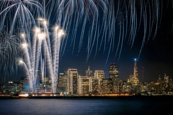 米国カリフォルニア州シティスカイラインとサンフランシスコの大晦日花火 ストック写真