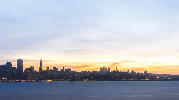 O horizonte de São Francisco ao pôr do sol — Fotografia de Stock