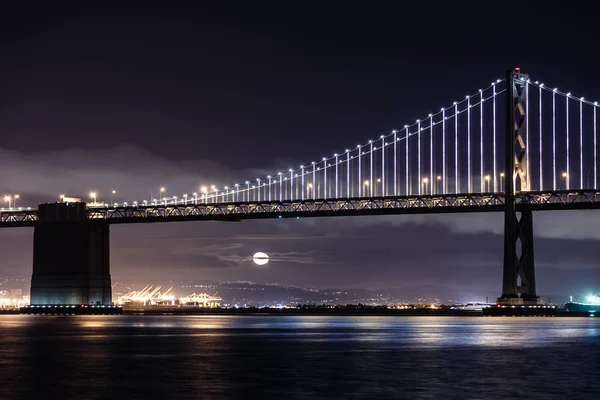 San Francisco-Oakland Körfezi Köprüsü geceleri — Stok fotoğraf