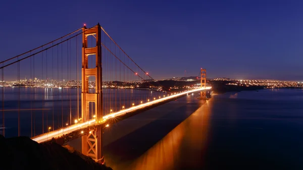 Puente Golden Gate de San Francisco y paisaje urbano por la noche — Foto de Stock