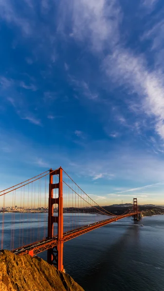 Pont du Golden Gate de San Francisco et paysage urbain au coucher du soleil — Photo