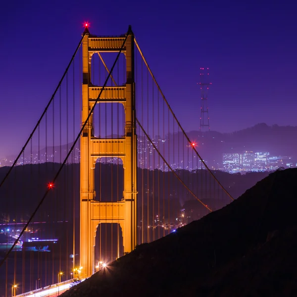Мост Золотые ворота и башня Судро ночью — стоковое фото