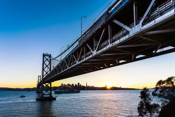 SF Bay Bridge vid solnedgången — Stockfoto