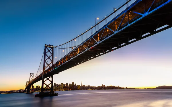 SF Bay Bridge bij zonsondergang — Stockfoto