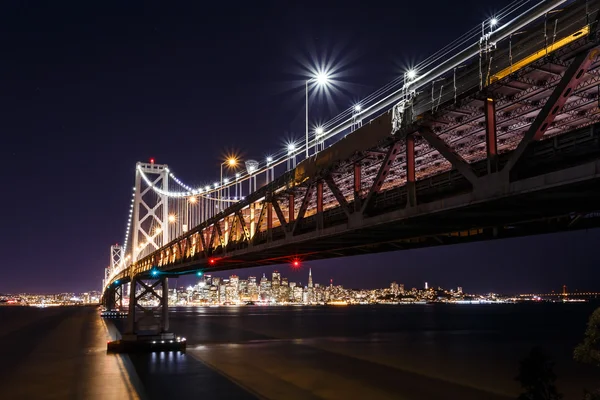 SF Bay Bridge på natten — Stockfoto