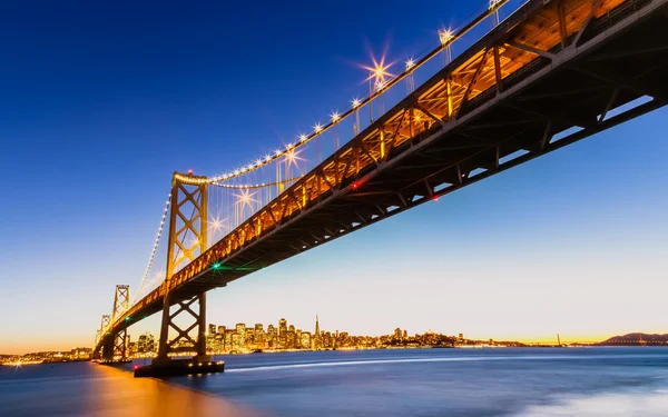 Gün batımında SF Körfez Köprüsü — Stok fotoğraf