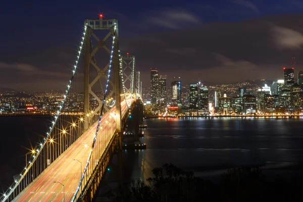 San Francisco Bay Bridge i skyline w nocy — Zdjęcie stockowe