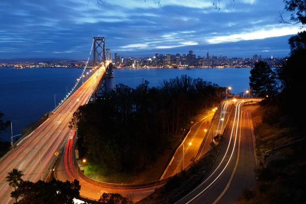 San Francisco Bay Bridge og skyline om natten - Stock-foto