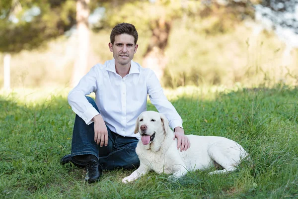 Uomo caucasico con cane molto vecchio nel parco — Foto Stock