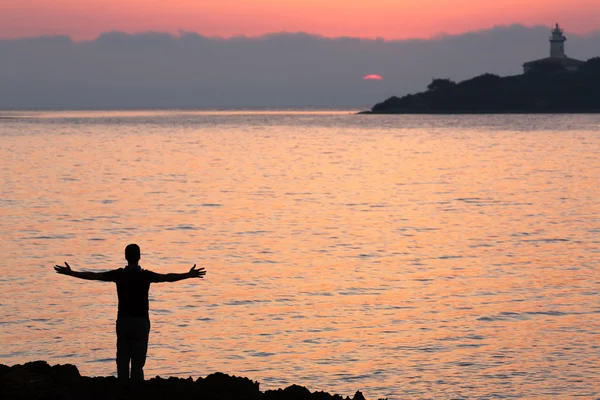 Silhouette di giovani uomini a braccia aperte — Foto Stock