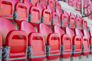 Bir futbol stadyumu koltuklarda kadar katlanmış kapat