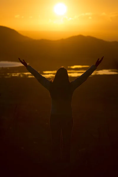 Giovane donna a braccia aperte in attesa dell'alba — Foto Stock