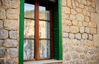 Tarihi köyün Deia Majorca içinde geleneksel eski pencere