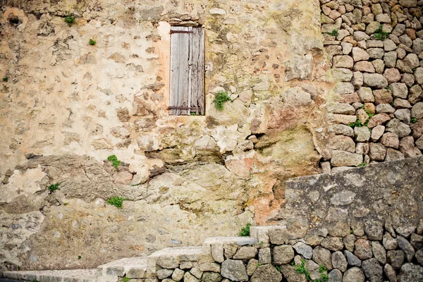 Старий Камінь піщаник стіни в історичного селища Deia на Майорці — стокове фото