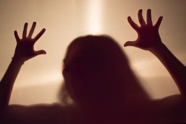 bir kumaş duvarın arkasında kadın korkunç siluet