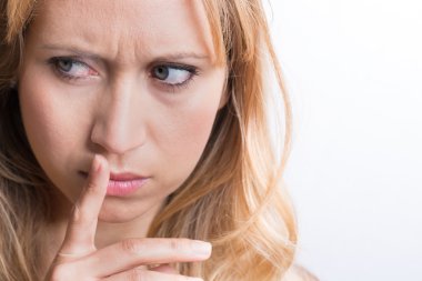 dudakları ile parmağını tutan kadın