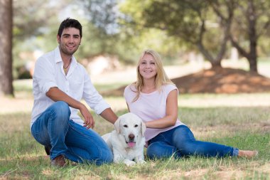 Genç çift doğa eski üst düzey labrador köpek ile rahatlatıcı