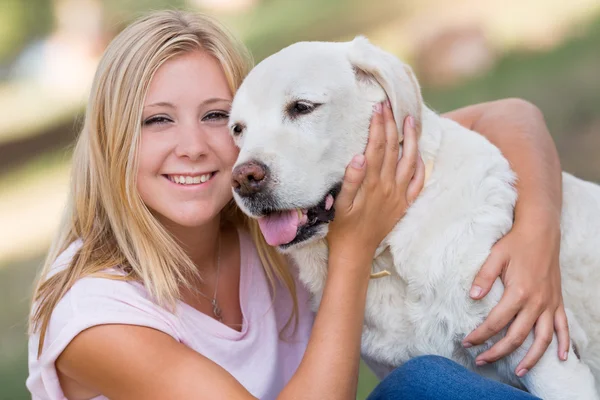 Adolescente con quattordici anni cane labrador nel parco — Foto Stock