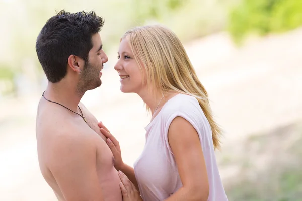 Jovem lindo casal abraçando — Fotografia de Stock