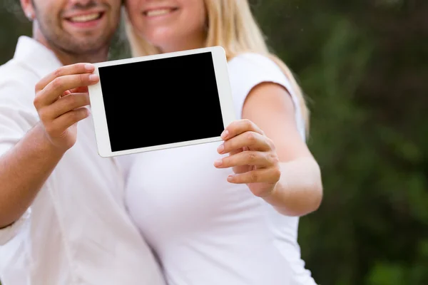 カメラで若いカップルを示すデジタル タブレット — ストック写真