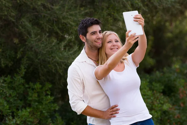 Casal tirando foto selfie com tablet digital — Fotografia de Stock