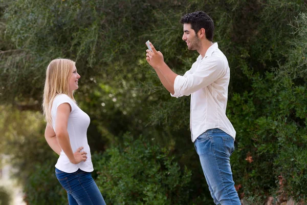 Paar nemen foto buiten met digitale tablet — Stockfoto