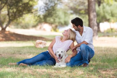 güzel genç çift doğa eski üst düzey labrador köpek ile