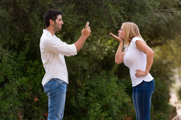 Jonge man nemen foto van zijn girfriend kussen — Stockfoto