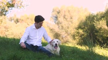 genç adam yaşlı labrador köpek doğa ile