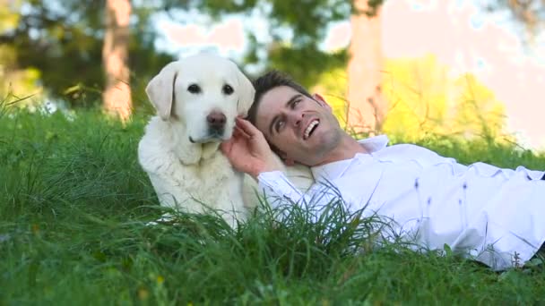 Hombres disfrutando del tiempo libre con su perro labrador en el parque — Vídeo de stock