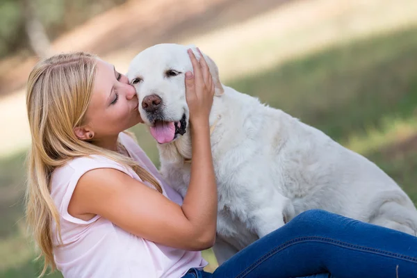 Dziewczynka kaukaski nastolatek z stary starszy pies labrador w parku — Zdjęcie stockowe