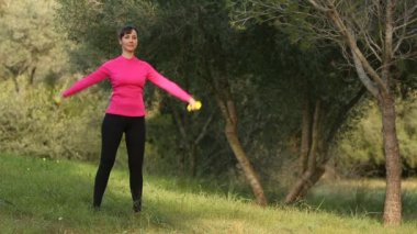 genç kadın iş ağırlık terbiye Park