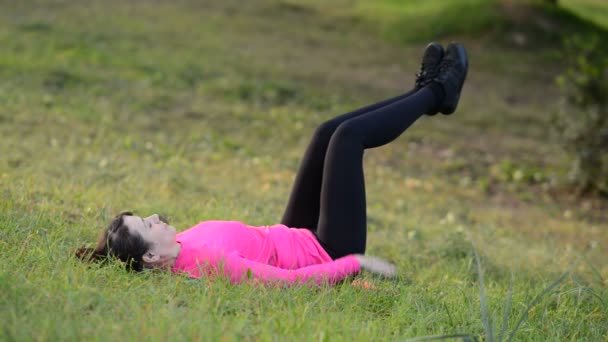 Sportieve vrouwen doen sport uitoefenen in het park — Stockvideo