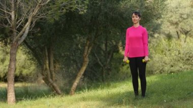 Sportif kadın iş ağırlık terbiye doğada