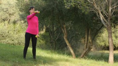 Sportif kadın iş ağırlık terbiye Park