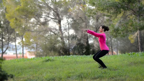 Jovem mulher fazendo esporte exercitando no parque — Vídeo de Stock