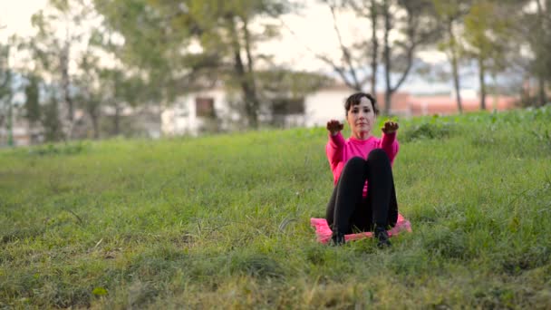 Vrouwen doen buik oefening training buiten — Stockvideo