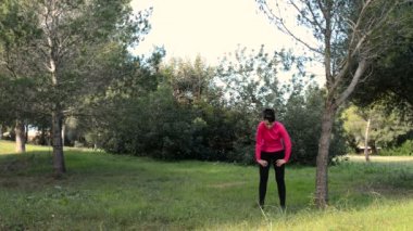 beyaz kadın fitness yapıyor açık havada egzersiz