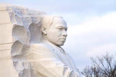 Martin Luther King Jr. Anıtı, 2011 yılında Başkan Barack Obama 'nın adadığı granite oyulmuş insan hakları liderinin portresi..